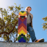 Rainbow Chevrons Skateboard<br><div class="desc">Feiern Sie Ihren LGBT Pride oder die Liebe der Farbe mit einem geometrischen Regenbogen. Eine Reihe roter, orangefarbener, gelber, grüner, blauer, indigofarbener und violetter Chevronen harmonieren in diesem fett-geometrischen Muster. Digitales Bild. Copyright © Claire E. Skinner. Alle Rechte vorbehalten.</div>