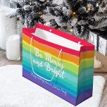 Rainbow Christmas Sei fröhlich und hell Custom Par Große Geschenktüte<br><div class="desc">Schöne Regenbogen Weihnachtsgeschenk Taschen in hübschen fett Farben,  die lautet Be Merry und Bright. Freuen Sie sich auf fröhliche Gay Pride-Themenangebote für eine LGBTQ-Familie.</div>