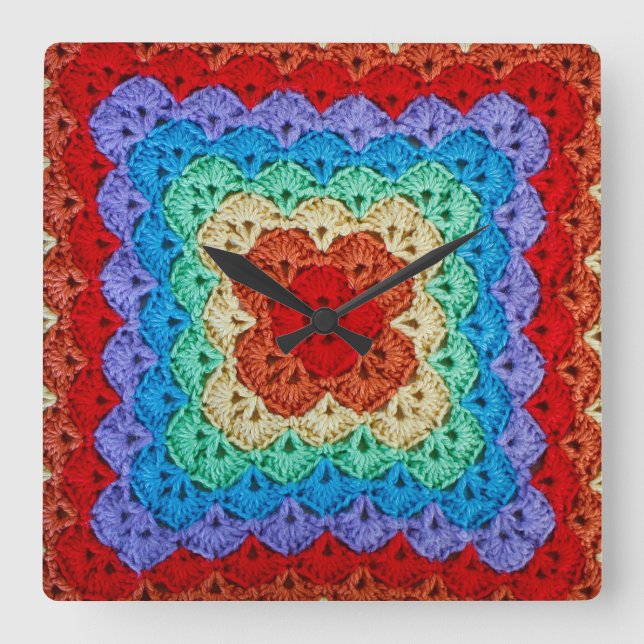 Rainbow Crochet Granny Square Quadratische Wanduhr (Vorderseite)