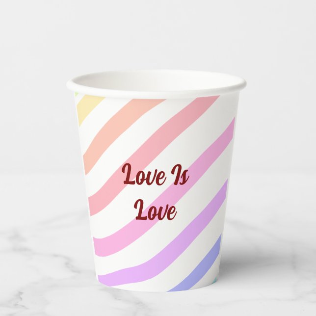 Rainbow-farbene Streifen Pastellfarben Liebe ist L Pappbecher (Vorderseite)