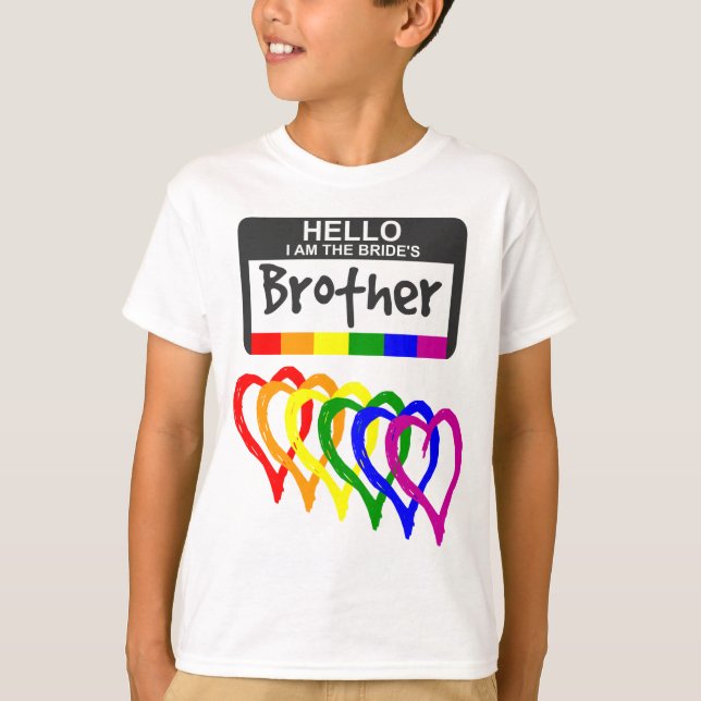 Rainbow Flag Hearts Bride Brother Name Abzeichen T-Shirt (Vorderseite)