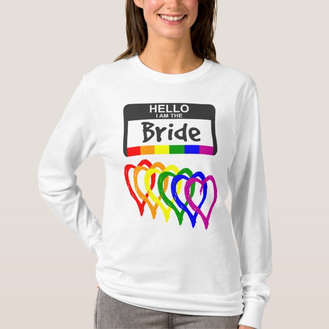Rainbow Flag Hearts Bride Name Abzeichen Hochzeit T-Shirt (Vorderseite)