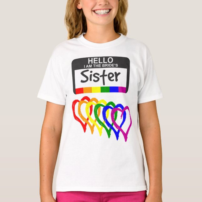 Rainbow Flag Hearts Bride Sister Name Abzeichen T-Shirt (Vorderseite)