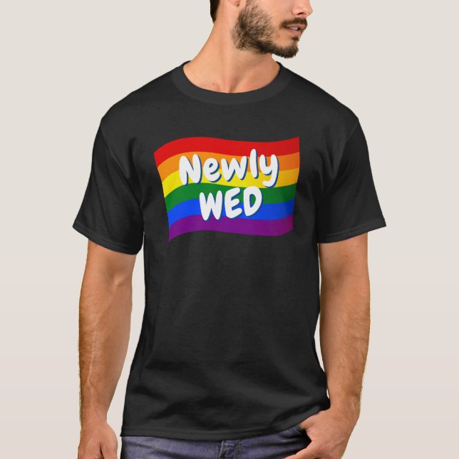 Rainbow Flag Neu verheiratete schwule Hochzeit T-Shirt (Vorderseite)