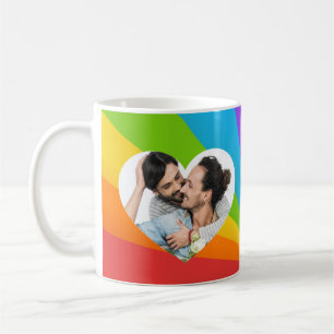 Rainbow Gay Couple Foto im Herzen der romantischen Kaffeetasse