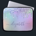 Rainbow Glitzer Personalisiert Laptopschutzhülle<br><div class="desc">Niedliche,  schlanke Notebook-Hülle mit einfarbigen Regenbogenfarben-Imitaten,  die Glitzer in einem lila,  rosa,  blauen,  grünen und gelben Hintergrund abtropfen. Personalisieren Sie mit Ihrem Namen in einem stilvollen lila Skript mit Swashes.</div>