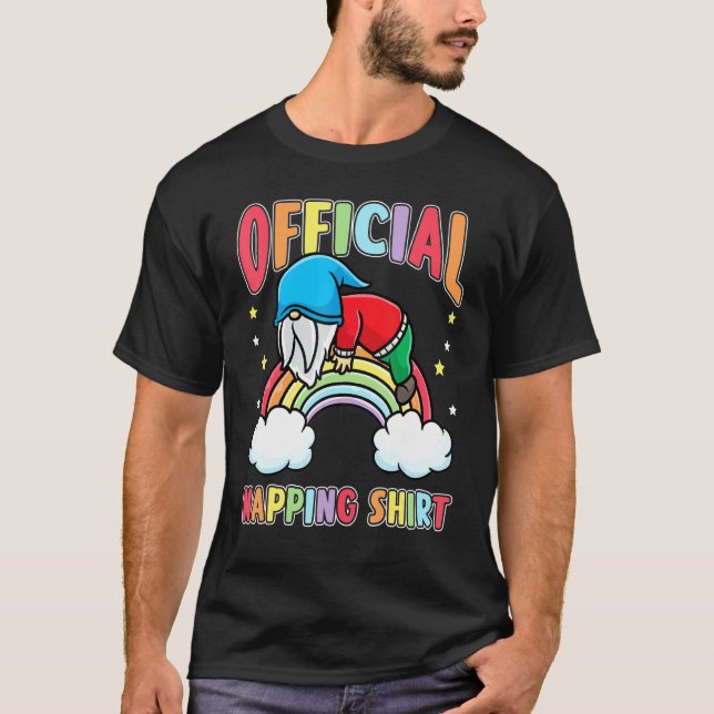 Rainbow Gnome Sleeping Pajama Napping Dwarf Gnome T-Shirt (Vorderseite)