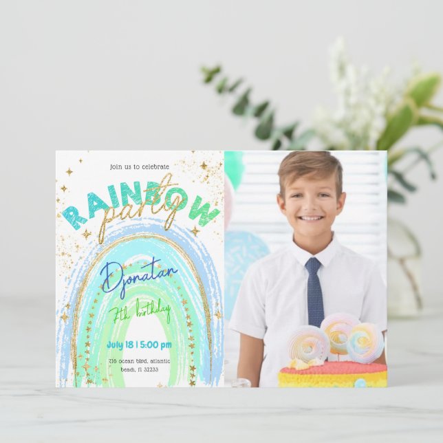 Rainbow Gold Stars Birthday Foto Einladung (Stehend Vorderseite)