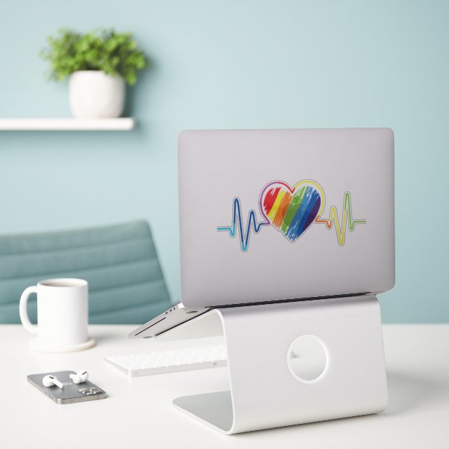 Rainbow Heartbeat | Abstrakter künstlerischer Gay  Aufkleber (Laptop auf Schreibtisch)