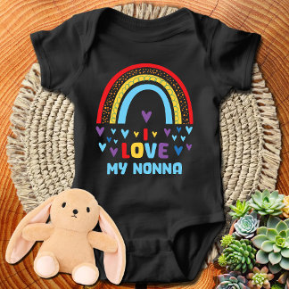 Rainbow Hearts I Liebe My Nonna Baby Strampler