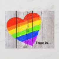 Rainbow-Herz auf einem grungelösten Holzpaneel