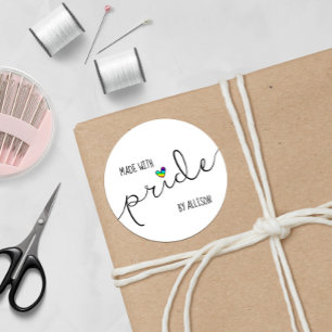 🏳 ‍ 🌈 Rainbow Herztypografie mit Stolz Runder Aufkleber