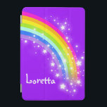 Rainbow-lila Mädchen mit Namen ipad cover<br><div class="desc">Ideal,  um Ihre Kinder Mädchen Ipad Bildschirm zu schützen. Fügen Sie Ihren Namen zu diesem IPAD-Fall hinzu. Derzeit liest Loretta. Dieses lila Grafikgehäuse aus hellem Regenbogen wurde von Sarah Trett entworfen.</div>