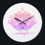 Rainbow Mandala Blume Bohemisch Große Wanduhr<br><div class="desc">Bohemisch inspiriert Regenbogen mandala Blume Design Uhr ist mit einem Namen personalisiert. Diese schöne Boho Design Uhr ist perfekt für das Zimmer Ihrer Teenagertochter.</div>