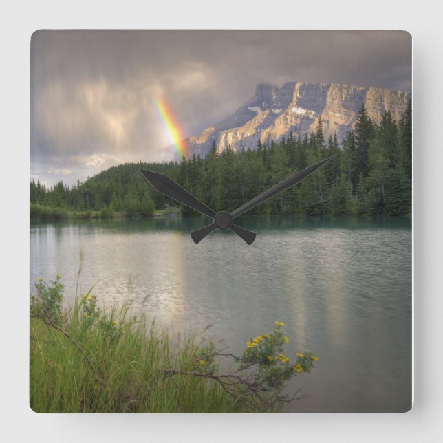 Rainbow & Mountains, Alberta Kanada Quadratische Wanduhr (Vorderseite)