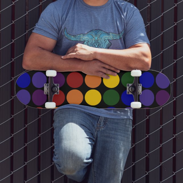 Rainbow Polka Dots auf Schwarz Skateboard (Außenbereich 3)
