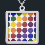 Rainbow Polka Dots on White Versilberte Kette<br><div class="desc">Rainbow-farbene Polka-Punkte sind in Reihen auf weißem Hintergrund angeordnet. Die Offsetreihen bilden Diagonalen jeder Farbe: violett, indigo, blau, grün, gelb, orange und rot. Der weiße Hintergrund ist tatsächlich transparent, sodass Sie ihn ändern können, wenn Sie möchten. Klicken Sie einfach auf den Knopf "Anpassen!" und wählen Sie dann in der Sidebar...</div>