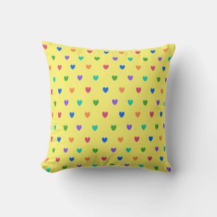 Rainbow-Polka-Herzen auf Gelb Kissen