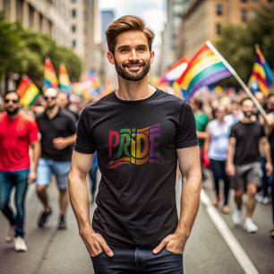 Rainbow Pride typographic - Bold LGBTQ+-Anweisung T-Shirt
