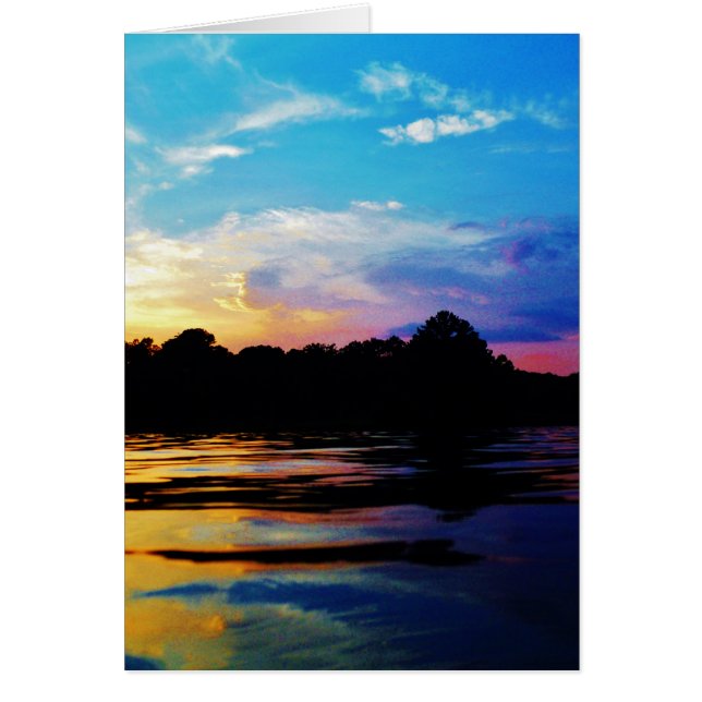 Rainbow-Sonnenuntergang auf dem Bergsee (Vorne)