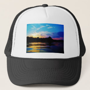 Rainbow-Sonnenuntergang auf dem Bergsee Truckerkappe