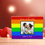 Rainbow Striped Gay Pride Couple Wedding Foto<br><div class="desc">Dieses Foto aus dem gewölbten Regenbogen ist mit einem romantischen LGBTQ-Verlobung-Foto für Schwule und Lesben ausgestattet,  die helle und farbenfrohe gestreifte Geschenke Lieben. Personalisieren Sie dieses fröhliche LGBT Geschenk mit Ihren Namen und Datum auf den roten,  orangefarbenen,  gelben,  grünen,  blauen und lila Streifen.</div>