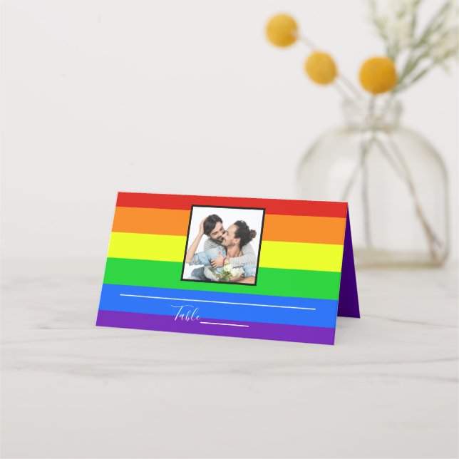 Rainbow Striped Gay Pride Couple Wedding Foto Platzkarte (Vorderseite)