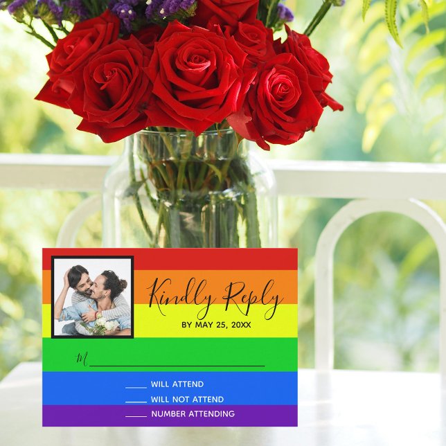 Rainbow Striped LGBTQ Couple Foto Gay Wedding RSVP Karte (Von Creator hochgeladen)