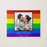 Rainbow Stripte LGBTQ Paare Foto Jubiläum Puzzle<br><div class="desc">Dieses kühn gestreifte Hochzeitsjubiläum mit Regenbogen gestreiften Geschenk bietet ein individuelles romantisches LGBTQ Verlobung Foto für ein schwule oder lesbisches Ehepaar,  das helle und farbenfrohe Geschenke Lieben. Personalisieren Sie mit Ihren Namen und Jubiläumsdatum auf den roten,  orangefarbenen,  gelben,  grünen,  blauen und lila Streifen.</div>