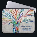 Rainbow Tree Yoga Studio Laptop Sleeve<br><div class="desc">Dieser dekorative Laptop-Ärmel zeichnet sich durch einen Ausdruck eines in Regenbogenfarbenen Mosaikbaums auf einem hellgrauen Hintergrund aus. Geben Sie Ihren Namen und den Studionamen ein, um diesen Fall zu personalisieren. Verwenden Sie die Option Weitere anpassen, um die Textgröße, den Stil oder die Farbe zu ändern, wenn Sie möchten. Weil wir...</div>