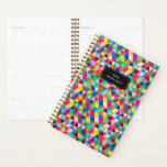 Rainbow Triangle Custom Year and Name Planner Planer<br><div class="desc">Beginnen Sie Ihr Jahr auf einem hellen Fuß mit diesem bunten Dreieck,  das das Spektrum des Regenbogens umspannt. Vergessen Sie nicht,  die Vorderseite mit dem Jahr und dem Namen Ihrer Wahl zu personalisieren!</div>