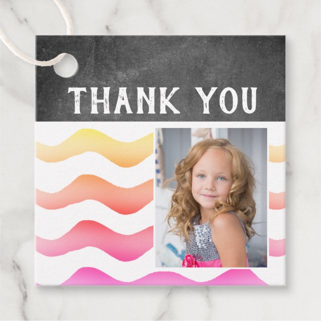 Rainbow Wave Chalkboard Foto Geburtstag Vielen Dan Geschenkanhänger (Vorderseite)