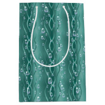 Raindrops auf grünem Metall