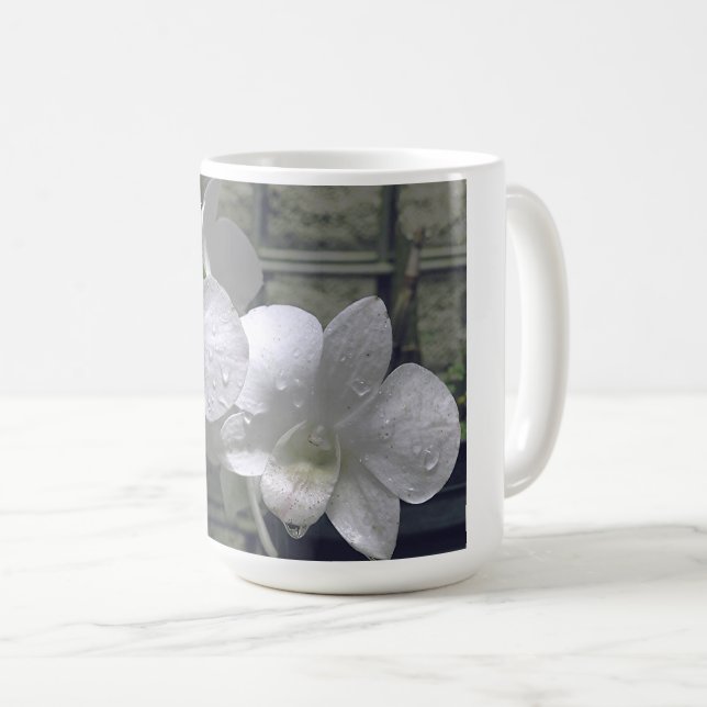 "RAINDROPS AUF WEISSEN ORCHIDEN" KAFFEETASSE (VorderseiteRechts)