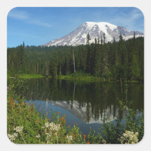 Rainier Lake Reflektion mit Wildblumen Quadratischer Aufkleber