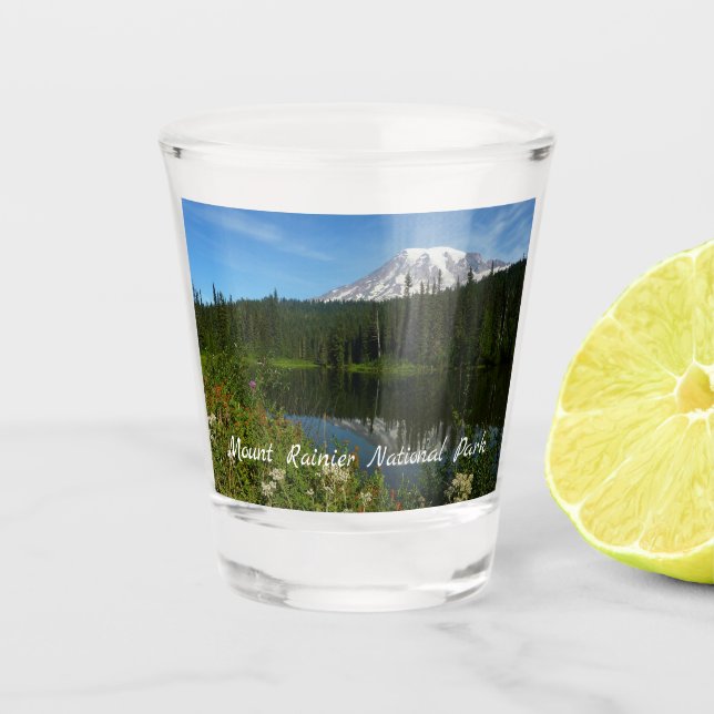 Rainier Lake Reflektion mit Wildblumen Schnapsglas (Vorderseite)