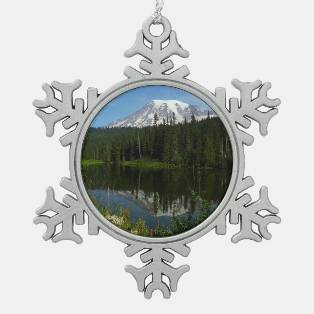Rainier Lake Reflektion mit Wildblumen Schneeflocken Zinn-Ornament (Vorderseite)