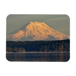 Rainier und Case Inlet in der Abenddämmerung Magnet