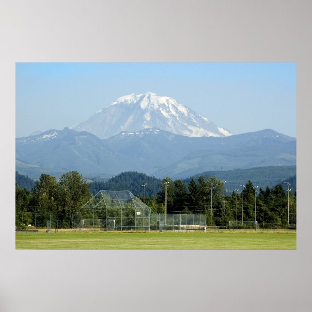 Rainiertürme über dem Fußballfeld Poster (Vorne)