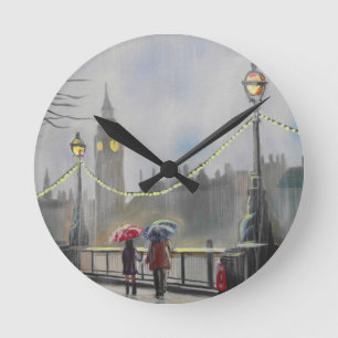 Rainy day in London couple with an umbrella Runde Wanduhr