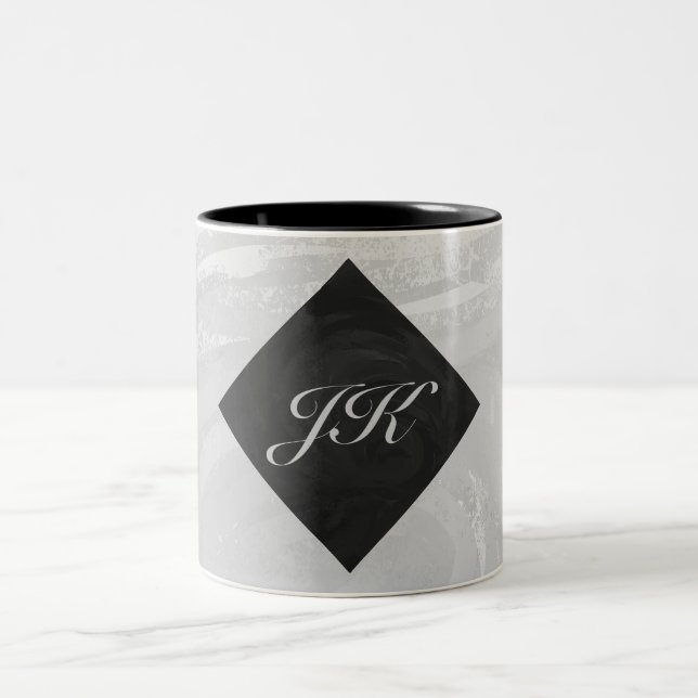 Rainy Sky Gray und Black Monogram Zweifarbige Tasse (Mittel)