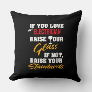 Raise Glass Funny Apprentice Electrician Ehefrau V Kissen