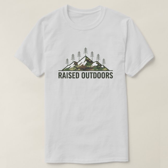 Raised Outdoors – Camo Mountain Pines T-Shirt (Design vorne)