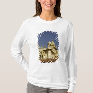 Rajasthan, Indien Eine Frau, die an einem alten st T-Shirt
