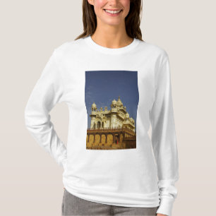 Rajasthan, Indien Eine Frau, die an einem alten st T-Shirt