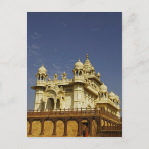 Rajasthan, Indien Eine Frau steht an einem alten Postkarte