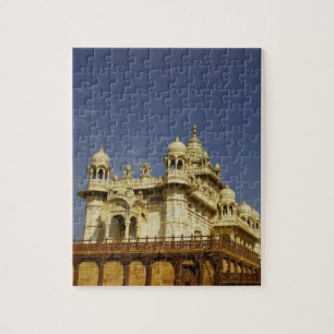 Rajasthan, Indien Eine Frau steht an einem alten Puzzle