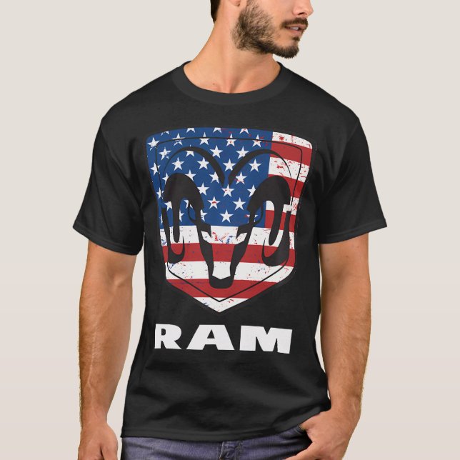 Ram Trucks Schild Flaggenvorderseite T-Shirt (Vorderseite)