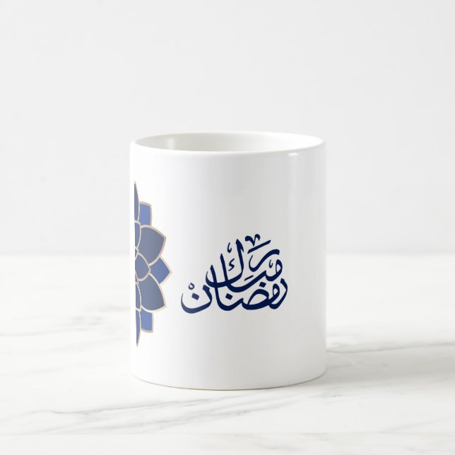Ramadan Mubarak in arabisch blauer Farbe Kaffeetasse (Mittel)