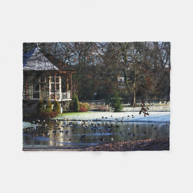 Rams Woerthe Tea House fbcna Fleecedecke (Vorderseite (Horizontal))